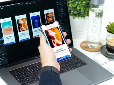 电脑上成功登录WhatsApp网页版后的聊天界面展示